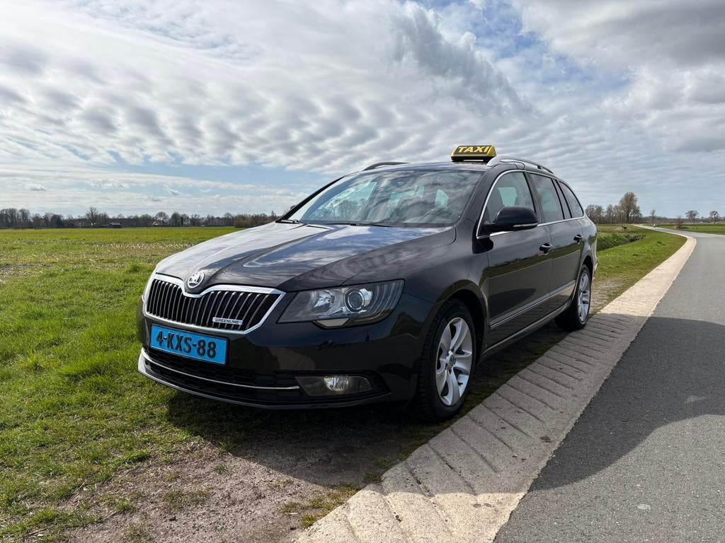 Skoda Superb 1.6 tdi 6bak Taxi Klaar, Auto's, Voorwielaandrijving, Stof, Zwart, 4 cilinders
