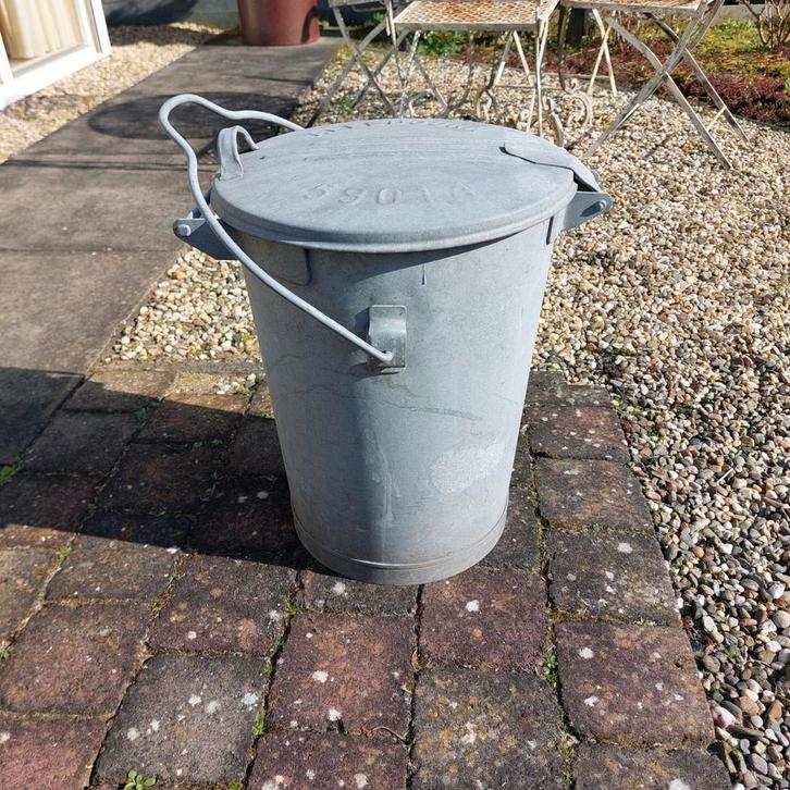 2 brocante zinken vuilnisemmers - Amsterdam & Apeldoorn, Antiek en Kunst, Curiosa en Brocante, Ophalen