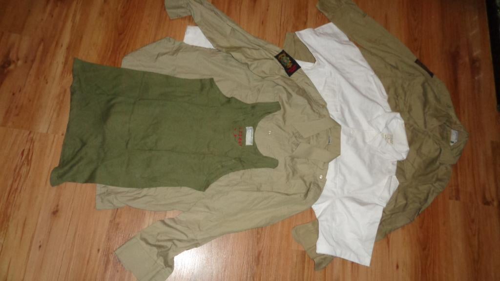 Mariniers tropen uniform set met emblemen  , Verzamelen, Verzenden, Overige soorten, Nederland, Overige typen
