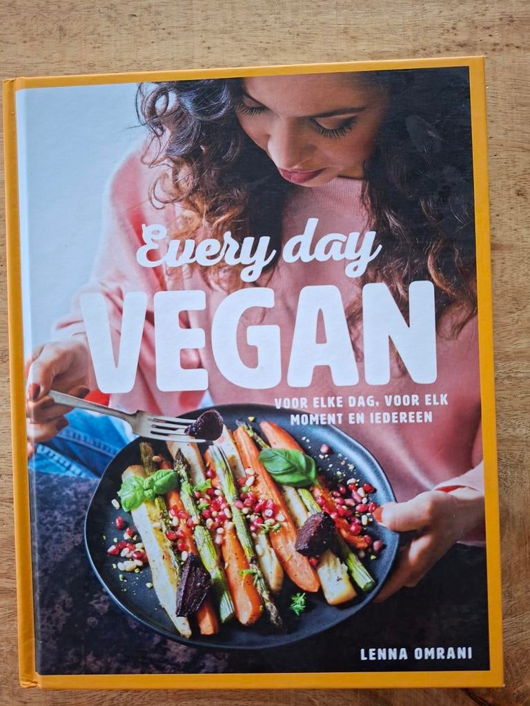 Lenna Omrani - Every Day Vegan, Lenna Omrani, Hoofdgerechten, Ophalen of Verzenden, Zo goed als nieuw