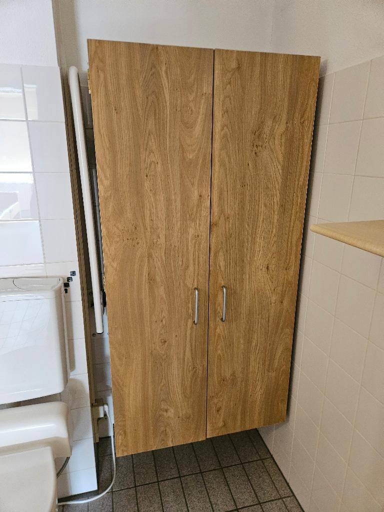 Ruime nette badkamerkast - moet voor 1 mei weg, Huis en Inrichting, Kasten | Kledingkasten, Ophalen, Met deur(en), 100 tot 150 cm