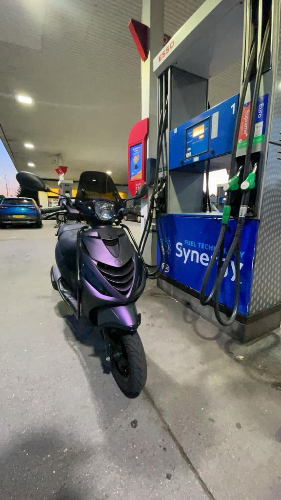 Piaggio zip iget, Fietsen en Brommers, Scooters | Piaggio, Gebruikt, Zip, Maximaal 45 km/u, Benzine, Ophalen