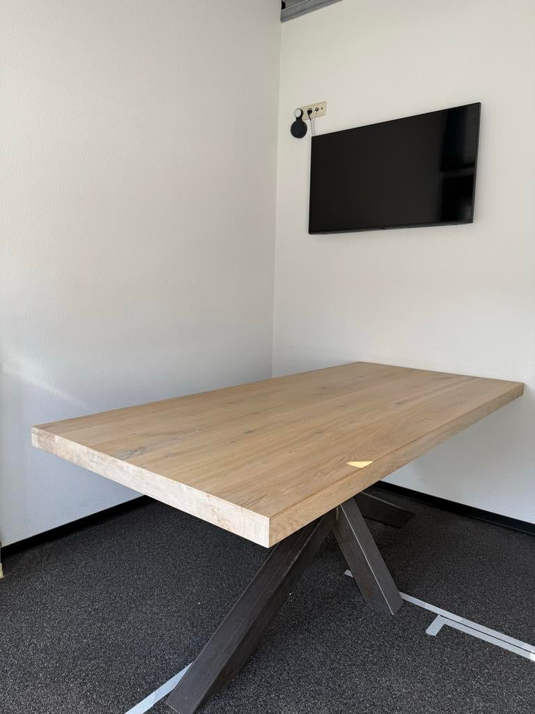 Moderne eiken eettafel met metalen onderstel, Huis en Inrichting, Tafels | Eettafels, Ophalen, Gebruikt, Eikenhout, 200 cm of meer