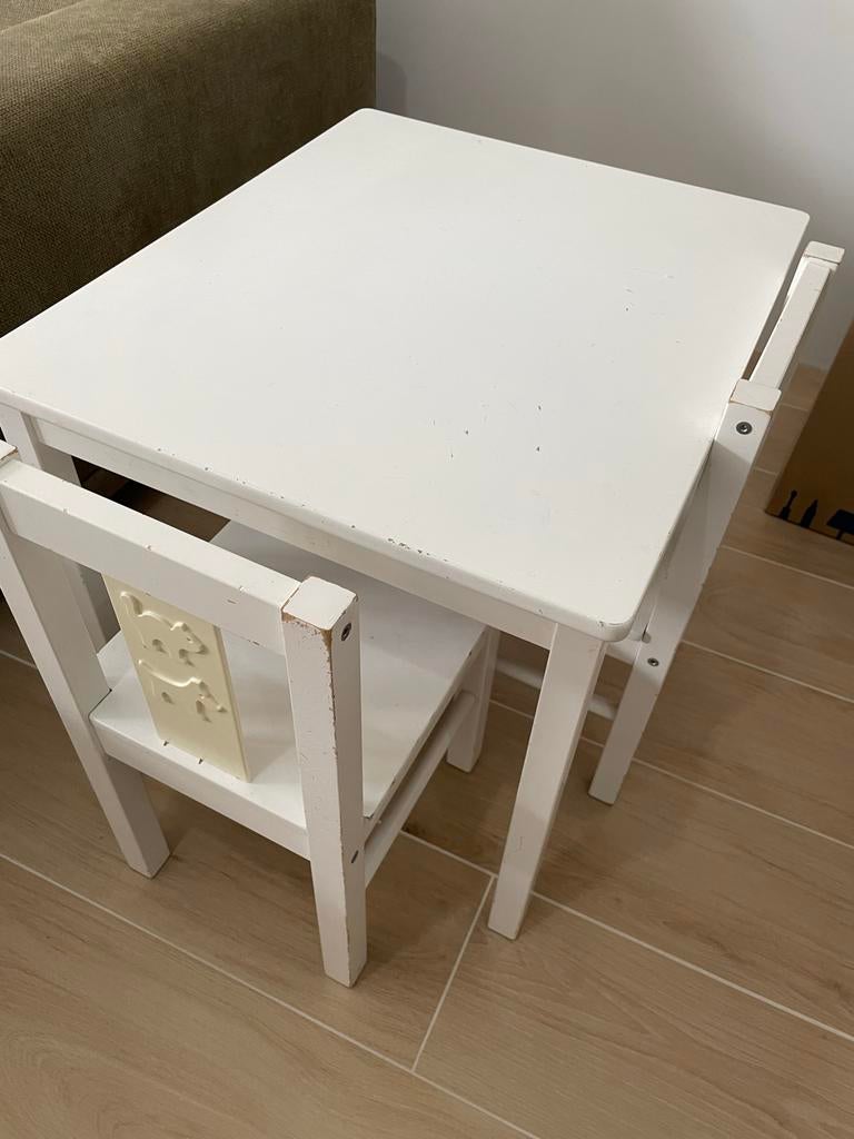 IKEA KRITTER kindertafel met 2 stoelen - Gebruikt, Kinderen en Baby's, Kinderkamer | Tafels en Stoelen, Ophalen, Gebruikt, Tafel(s) en Stoel(en)