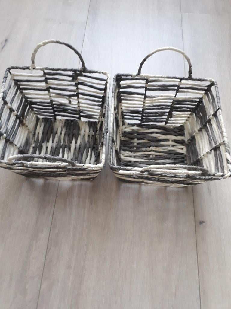 Set van 2 vierkante manden, zwart/wit gevlochten, Mand, Vierkant, Ophalen of Verzenden, Zo goed als nieuw