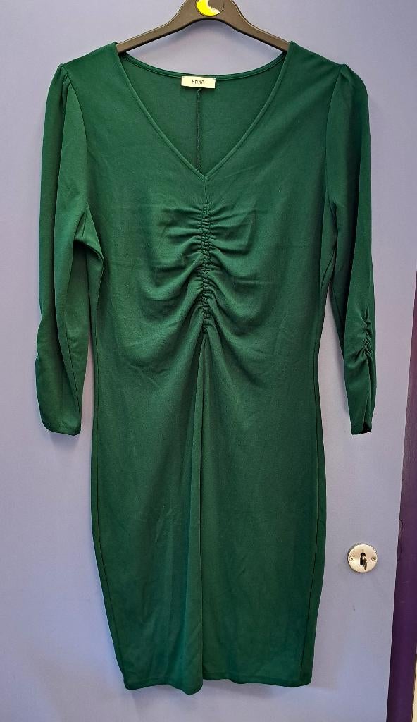 Anna van Toor jurk effen mos groen rimpelstukje maat L 48264, Kleding | Dames, Jurken, Zo goed als nieuw, Maat 42/44 (L), Groen