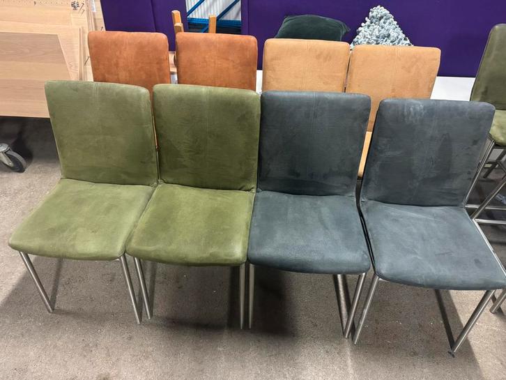 stoelen in verschillende kleuren + 4 krukken, Huis en Inrichting, Stoelen, Zo goed als nieuw, Vijf, Zes of meer stoelen, Overige kleuren