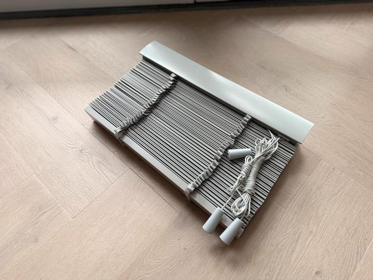 Mooie smalle houten jaloezieën – Betongrijs, Huis en Inrichting, Stoffering | Gordijnen en Lamellen, Zo goed als nieuw, 200 cm of meer