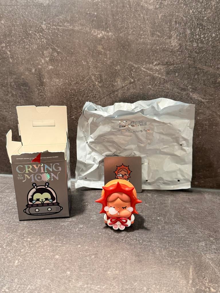 Pop Mart Crybaby crying to the moon The Sleepy Sunny Mini, Verzamelen, Poppetjes en Figuurtjes, Nieuw, Ophalen of Verzenden