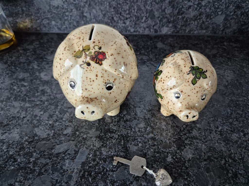 Vintage Spaarpot varkens met 1 sleutel 2 stuks, Verzamelen, Ophalen of Verzenden, Metaal of Blik, Overige thema's