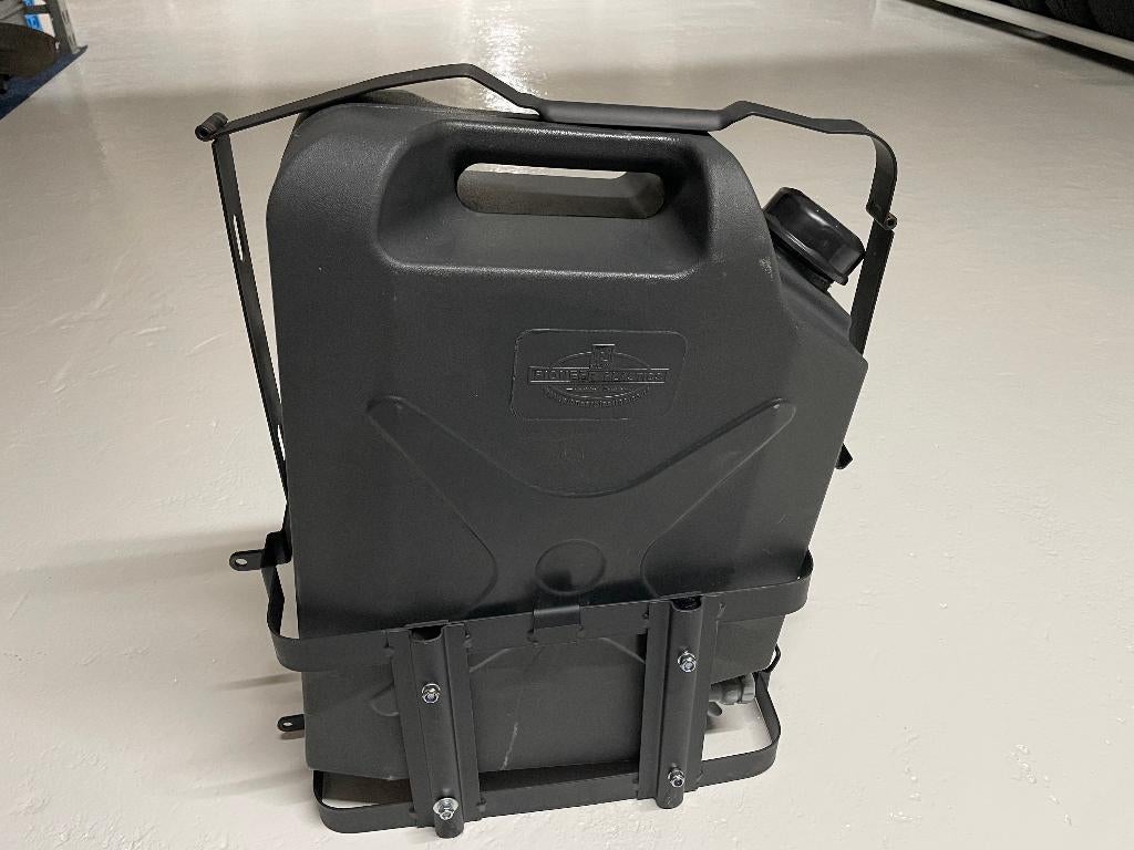 Houder voor 20 liter voor stalen of kunststof jerrycan, Ophalen of Verzenden, Zo goed als nieuw