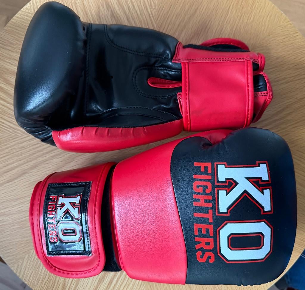 KO Fighters Boxing Gloves 10 oz + Hand Wraps, Ophalen of Verzenden, Zo goed als nieuw, Bokshandschoenen