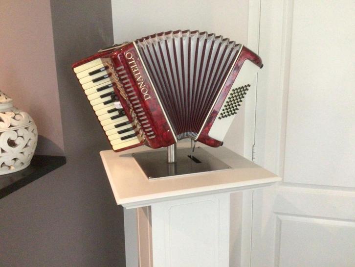Playback accordeon op zuil, Muziek en Instrumenten, Accordeons, Zo goed als nieuw, Toetsaccordeon, 48-bas, Overige merken, Ophalen