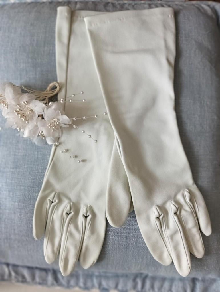 witte satijnen handschoenen en kleine witte corsage, Overige typen, Wit, Ophalen of Verzenden, Zo goed als nieuw