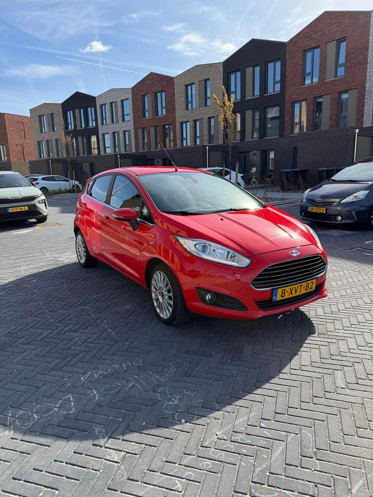 Ford Fiësta 1.0 74KW/100PK 5D 2014 Rood DR VERVANGEN, Auto's, Ford, Voorwielaandrijving, Stof, 40 €/maand, 100 pk