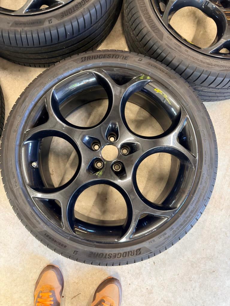21 inch Alfa Romeo Stelvio wielset met Bridgestone banden, Auto-onderdelen, Banden en Velgen, Ophalen, Gebruikt, 255 mm, Banden en Velgen