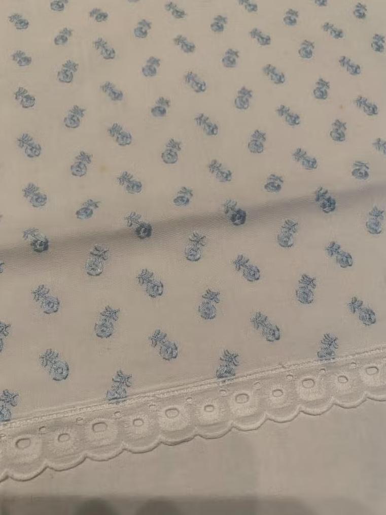 Wit lakenhoesje ledikant blauwe bloempjes; 75 x 75 cm katoen, Ophalen of Verzenden, Zo goed als nieuw, Overige typen