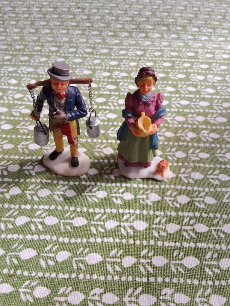 Lemax Caddington Village Kerstminiatuur: Melkboer & Vrouw, Diversen, Kerst, Ophalen of Verzenden