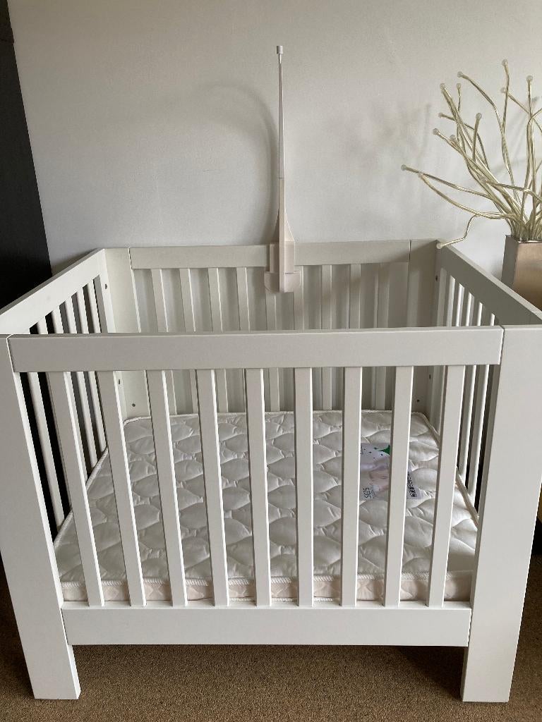 Box Kidsmill Alaska Wit, incl Boxmatras, 2hoeslakens, mobiel, Kinderen en Baby's, Boxen, Ophalen, Zo goed als nieuw, Rechthoekig