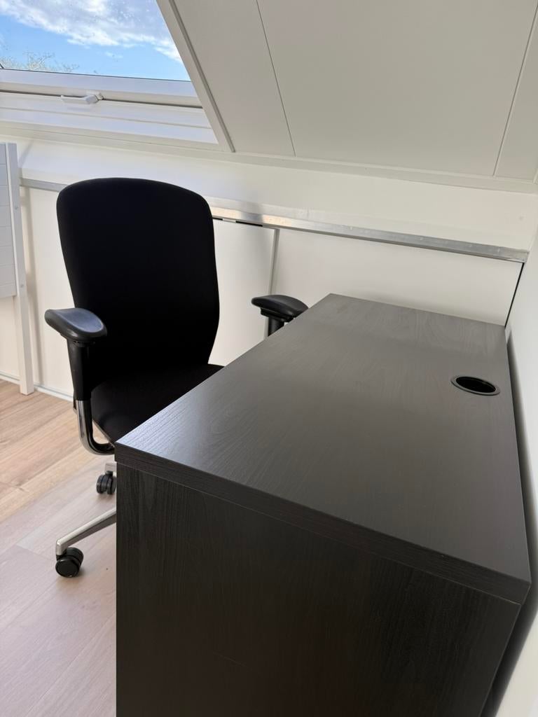 Ikea bureau met bureau stoel en bescherm zeil aangeboden., Huis en Inrichting, Bureaus, Ophalen, Zwart, 105 cm, 50 cm
