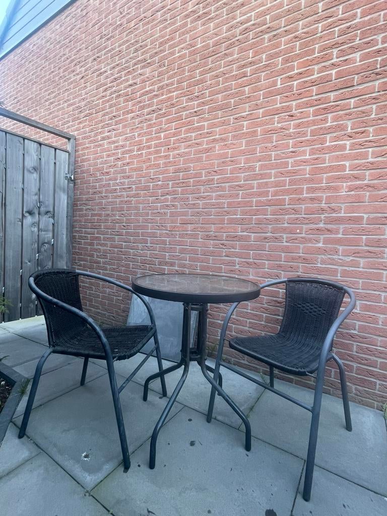 Buiten setje stoelen en ronde tafel, Ophalen, Gebruikt, Zwart, Vier