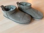 Olijfgroene UGG Mini Boots, Jongen of Meisje, Schoenen, Ophalen of Verzenden, Zo goed als nieuw