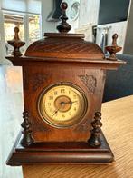 Antieke houten tafelklok met sierlijke details, Ophalen of Verzenden