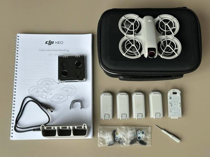 DJI NEO drone - met 5 batterijen - in nieuwstaat, Audio, Tv en Foto, Drones, Zo goed als nieuw, Ophalen of Verzenden