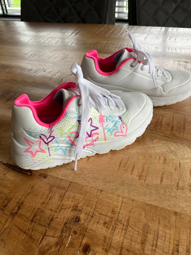 Skechers sneakers maat 34 - Wit met roze en kleurrijke detai, Ophalen of Verzenden, Gebruikt, Meisje, Sportschoenen