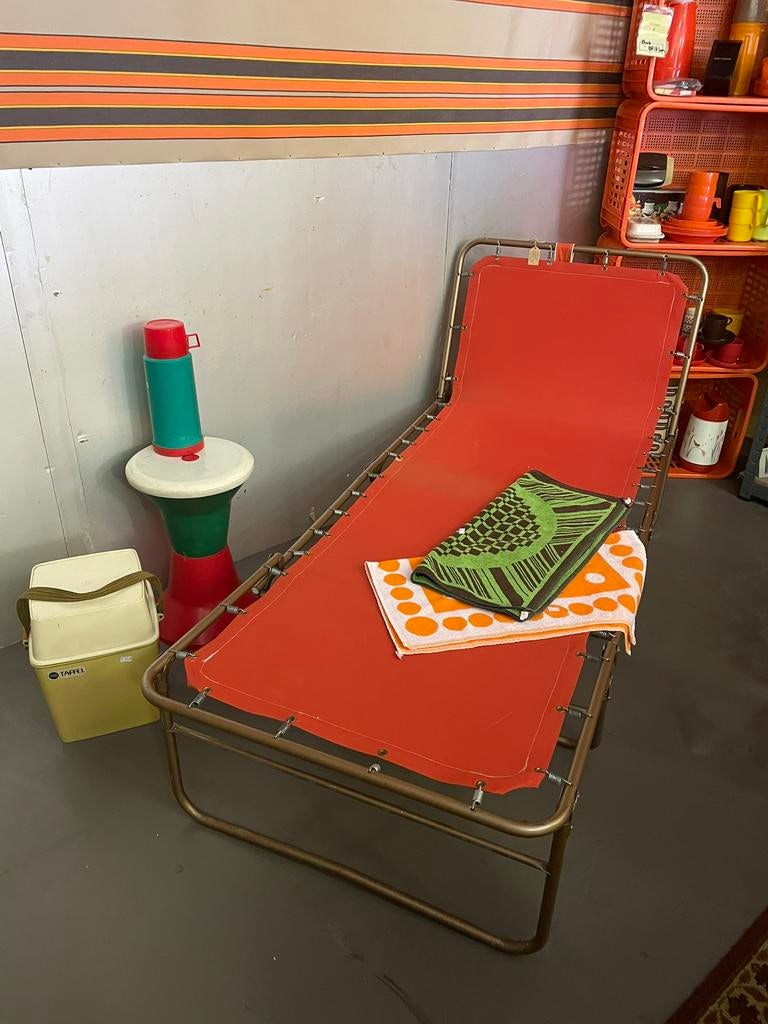 Vintage jaren 50/60 rood ligbed/ stretcher/ klap bed, Ophalen