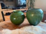 Set van 2 Groene Keramische Vazen - Handgemaakt, Aardewerk of Porselein, Ophalen of Verzenden, Zo goed als nieuw, Minder dan 50 cm