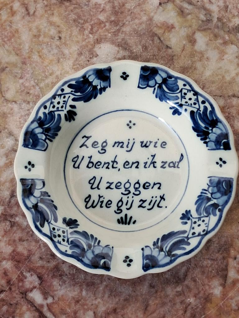 RAM ARNHEM aardewerk Delfts Blauw schaaltje met wijze tekst, Antiek en Kunst, Ophalen of Verzenden