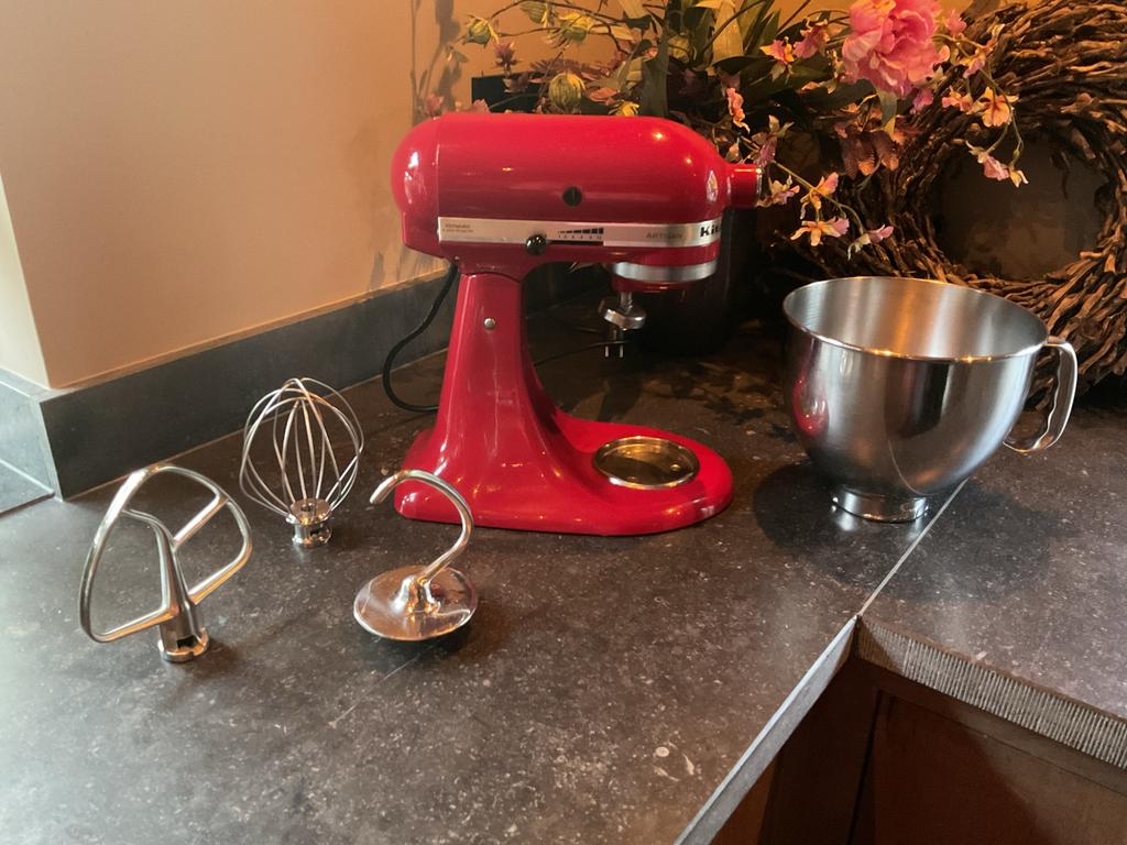 KitchenAid Artisan Keukenmixer - Rood - RVS accessoires, 4 liter of meer, Ophalen of Verzenden, Zo goed als nieuw, 3 snelheden of meer