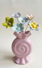 NIEUW !! Boeketje keramieken bloemen met bijpassende vaas, Gebruikt, Overige kleuren, Aardewerk of Porselein, Ophalen of Verzenden