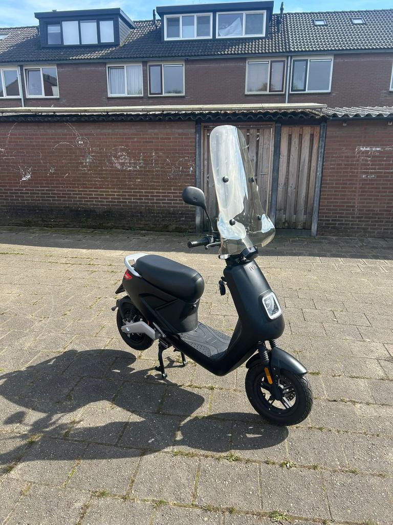 IVA E-GO S4 zwart (45 km/u) / incl. slot en 2 helmen, Elektrisch, Zo goed als nieuw, Ophalen, Overige merken