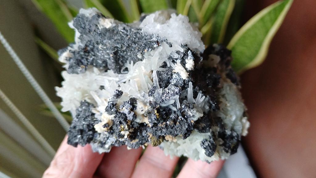 D53-04 Kwarts Sfaleriet Calciet UV Madan Bulgarije, Ophalen of Verzenden, Mineraal