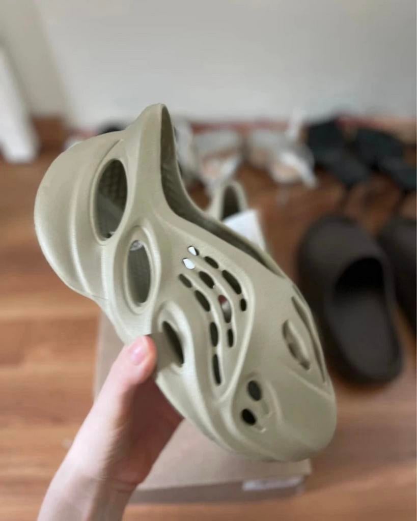 Yeezy foam rnr salt stone maat 39, Kleding | Dames, Schoenen, Ophalen of Verzenden, Nieuw, Zwart, Sneakers of Gympen