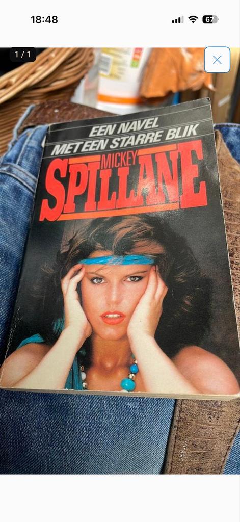 Mickey Spillane - Een Navel Met Een Starre Blik, Ophalen of Verzenden, Gelezen