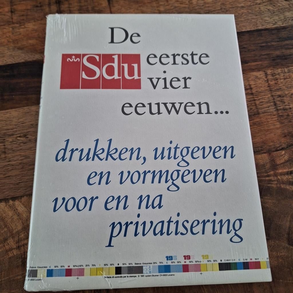 De Sdu: vier eeuwen drukken, uitgeven en vormgeven, Ophalen of Verzenden, Zo goed als nieuw, Overige onderwerpen