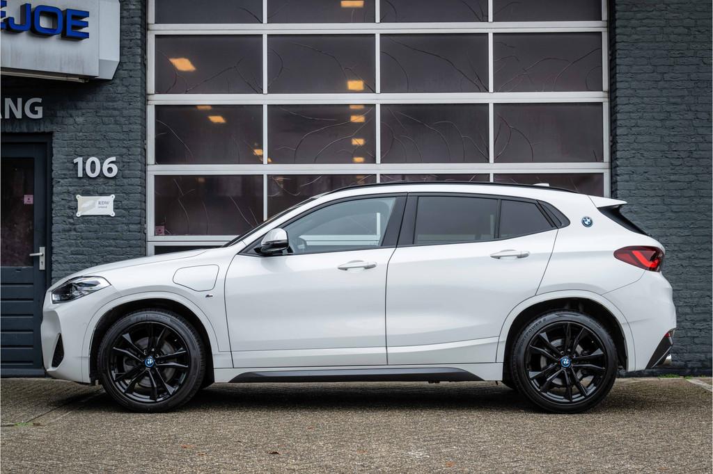 BMW X2 xDrive25e High Executive M sport, Pano, 19LM, M Stoel, Auto's, Automaat, X2, Gebruikt, Zwart