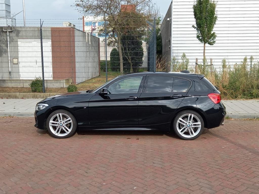 BMW 1-Serie 118i 136pk Aut 2016 Zwart Metallic M uitrusting, Automatische klimaatregeling, Zwart, Leder, 650 kg