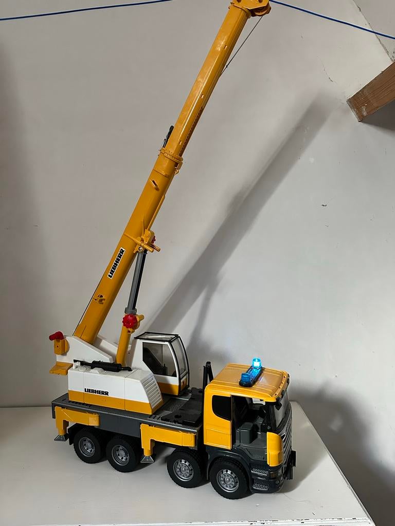 Liebherr vrachtwagen met kraan, Kinderen en Baby's, Speelgoed | Speelgoedvoertuigen, Ophalen, Gebruikt