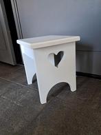 Wit houten krukje met hartjesuitsparing, Huis en Inrichting, Krukjes, Ophalen of Verzenden