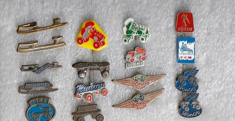 17 speldjes van schaatsen en rolschaatsen, Verzamelen, Speldjes, Pins en Buttons, Ophalen of Verzenden, Gebruikt, Overige onderwerpen