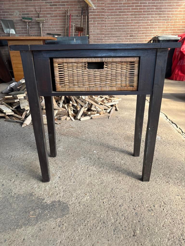 Donkerbruin bijzettafeltje met rieten mandje, Huis en Inrichting, Tafels | Sidetables, Ophalen, Gebruikt, 50 tot 100 cm, 25 tot 50 cm