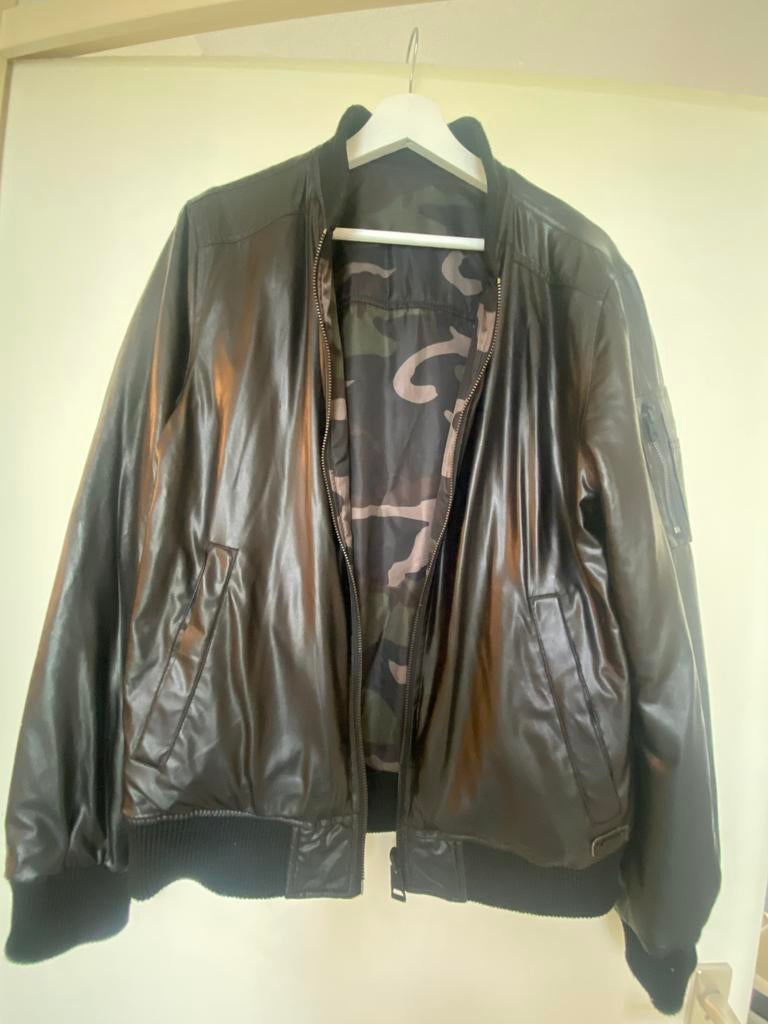 Guess Reversible Jack: Camo & Zwart Leatherlook - Maat M, Ophalen of Verzenden, Gedragen, Maat 48/50 (M), Zwart