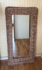 Grote spiegel met een rieten rand, Ophalen