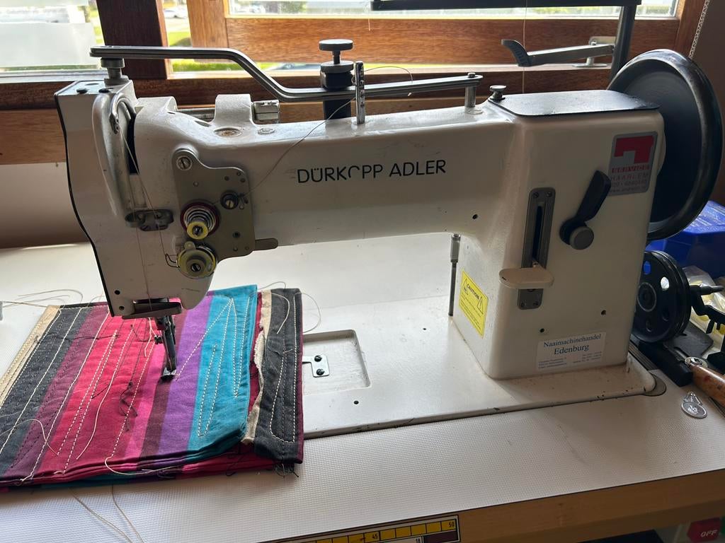 2 industrie machines,  Naaimach en Lockmachine, Gebruikt, Naaimachine, Industrieel, Ophalen