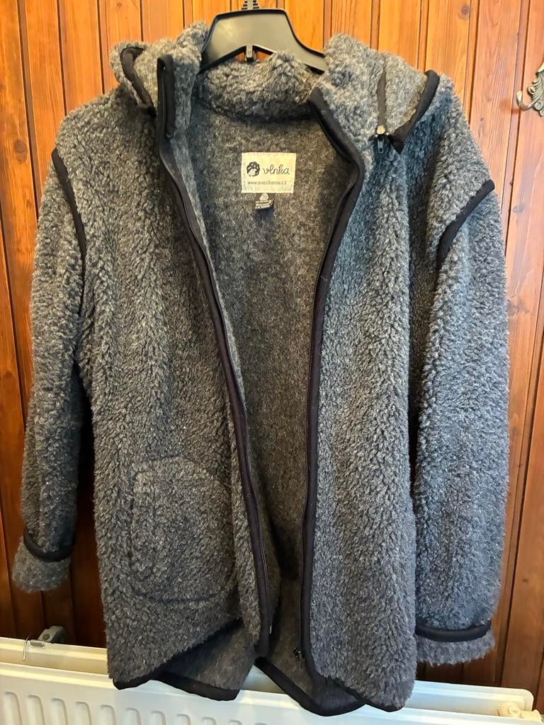 Warme grijze wollen jas met capuchon - Vlnka, Ophalen of Verzenden, Zo goed als nieuw, Maat 38/40 (M), Grijs