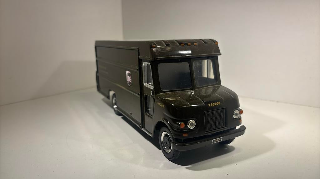 Ups bus 1.24, Hobby en Vrije tijd, Modelauto's | 1:24, Overige merken, Ophalen of Verzenden, Bus of Vrachtwagen, A